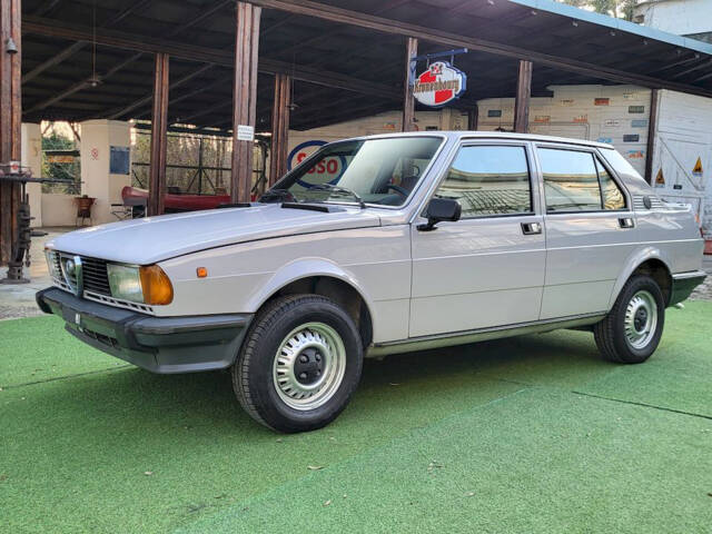 Image 1/51 de Alfa Romeo Giulietta 1.3 (1979)