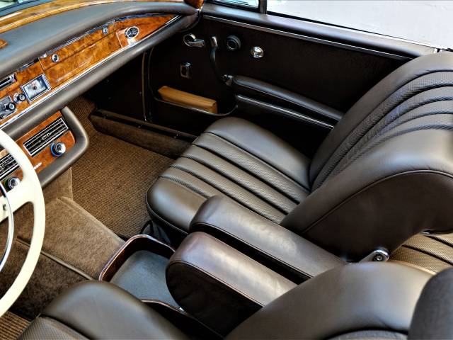 Mercedes-Benz 300 SE
