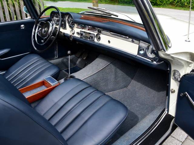 Mercedes-Benz 230 SL