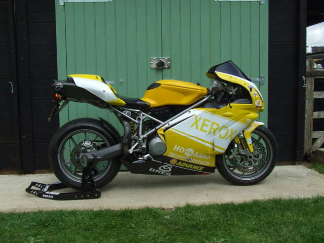 Immagine 1/17 di Ducati DUMMY (2004)