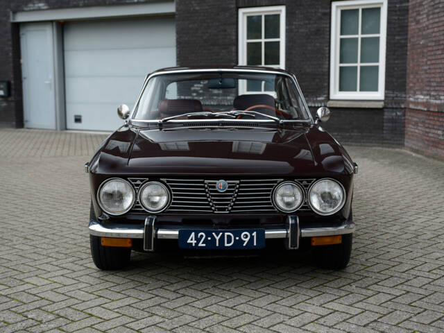 Image 1/22 of Alfa Romeo 2000 GT Veloce (1974)