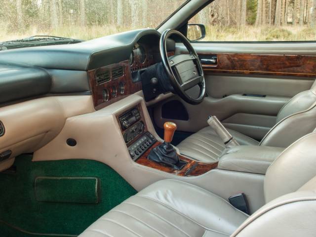 Aston Martin Virage Volante