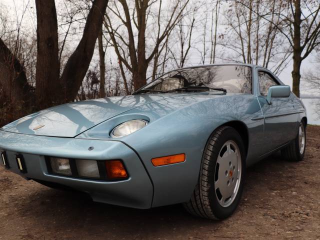 Porsche 928 - Front
