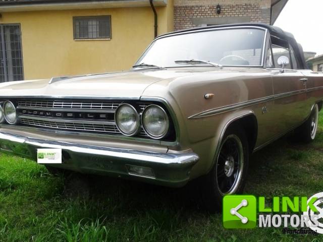 Bild 1/2 von Oldsmobile Cutlass Deluxe Convertible (1963)