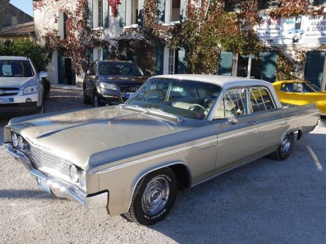 Image 1/22 de Oldsmobile Super 88 CELEBRITY SEDAN (1963)