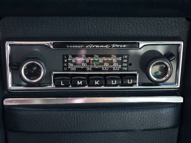 Mercedes-Benz 220