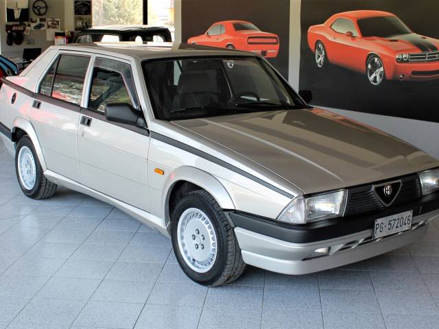 Image 1/38 de Alfa Romeo 75 2.0 Twin Spark (1987)