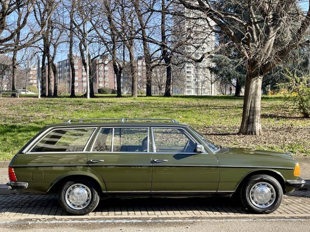 Elegantissima prima station wagon benzina Mercedes con colore originale Verde mango,
