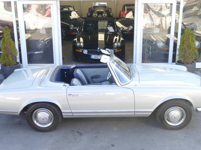 Mercedes-Benz 230 SL