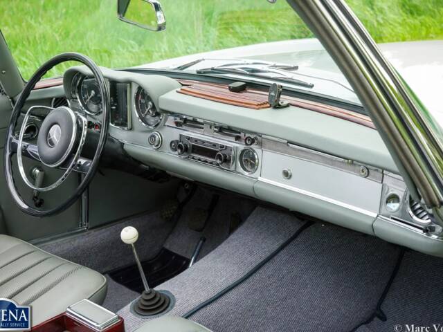 Mercedes-Benz 230 SL