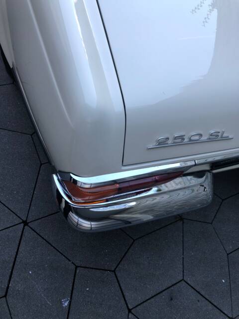 Mercedes-Benz 230 SL