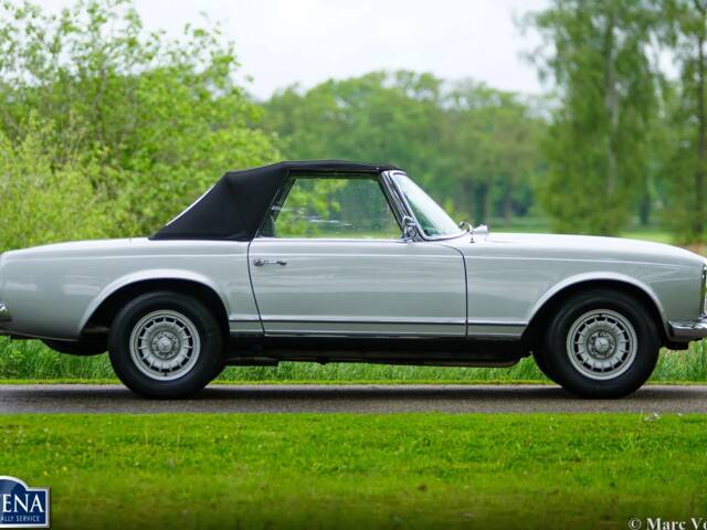 Mercedes-Benz 230 SL