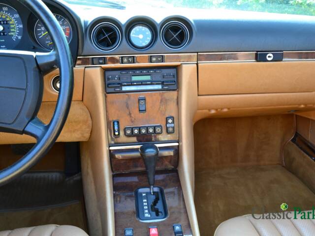 Mercedes-Benz 560 SL