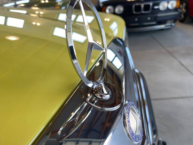 Mercedes-Benz 200 D