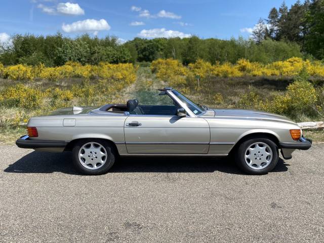 Mercedes-Benz 560 SL