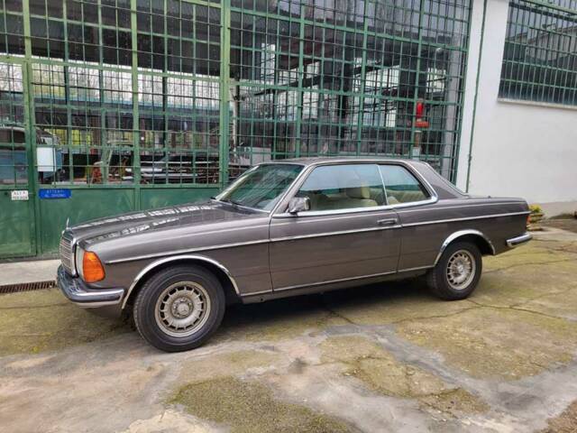 Image 1/44 of Mercedes-Benz 280 CE (1983)