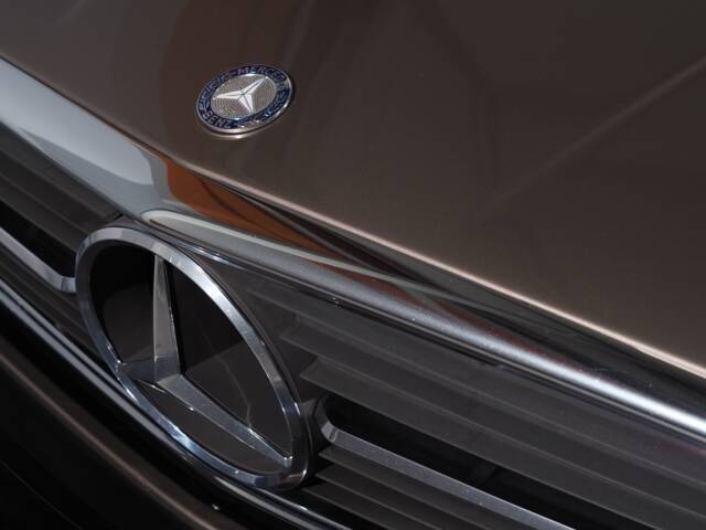 Mercedes-Benz 560 SL