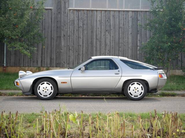 Porsche 928