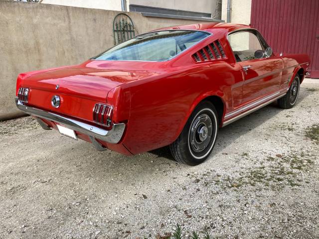 Ford Mustang 289 - Ford Mustang fastback 1965 de 3/4 arrière droit.