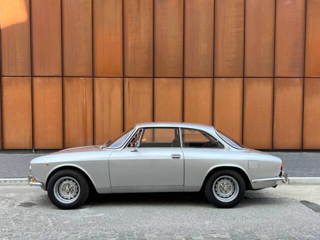 Bild 1/52 von Alfa Romeo 2000 GT Veloce (1975)