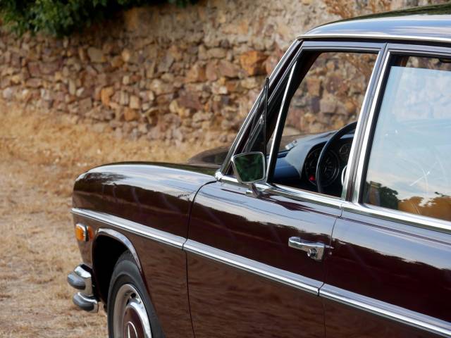 Mercedes-Benz 220
