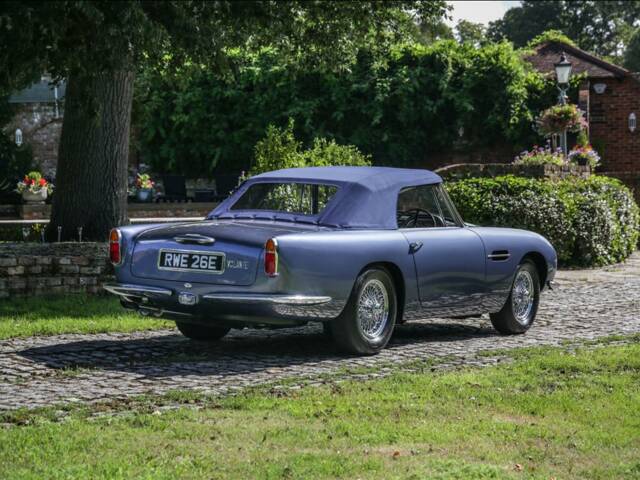 Aston Martin DB 6 Volante