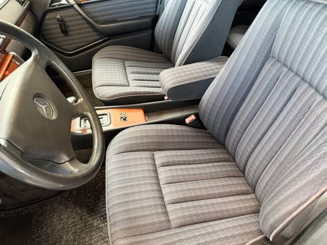 Mercedes-Benz 230 E