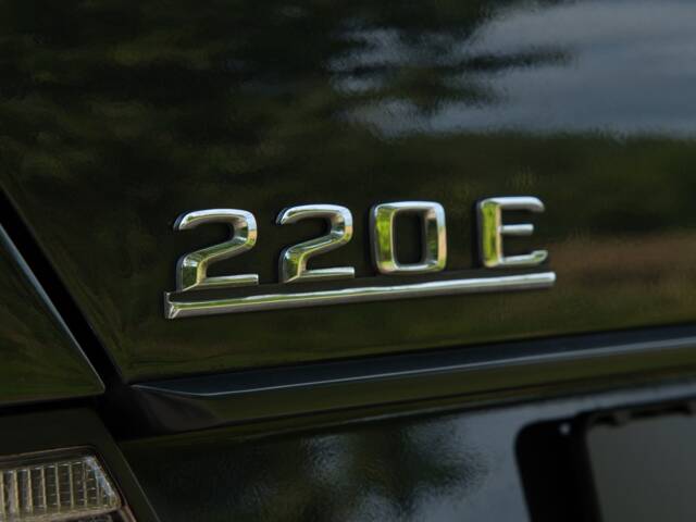 Mercedes-Benz 220 E