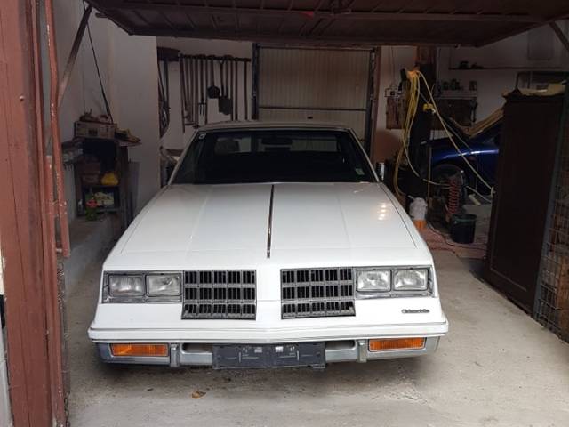 Image 1/9 of Oldsmobile Cutlass Supreme (1982)