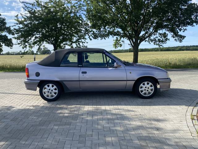 Opel Kadett 1,6i - Schöne Seitenlinie mit dem winterfesten Verdeck - aber bei der Erstbesitzerin wurde das Cabrio eh im Winter abgestellt.