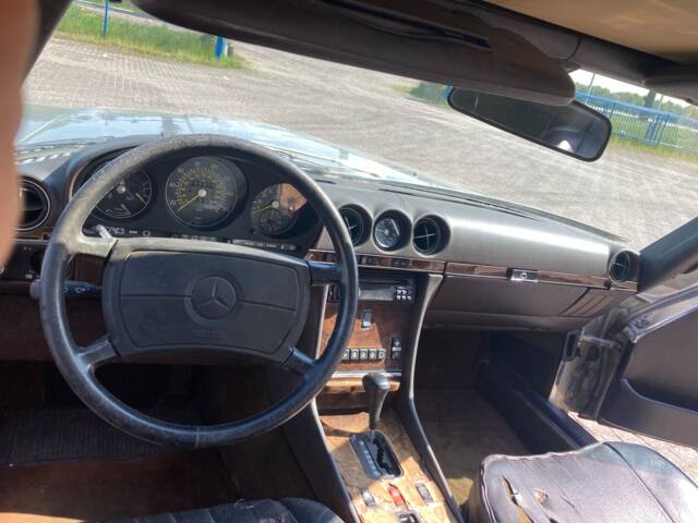 Mercedes-Benz 560 SL