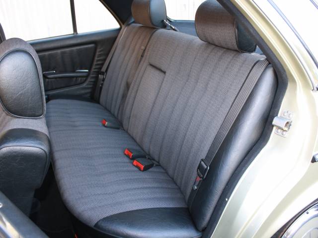 Mercedes-Benz 230 E