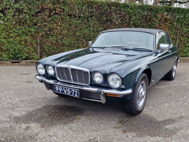 Image 1/30 of Jaguar XJ 6 C 4.2 (1976)