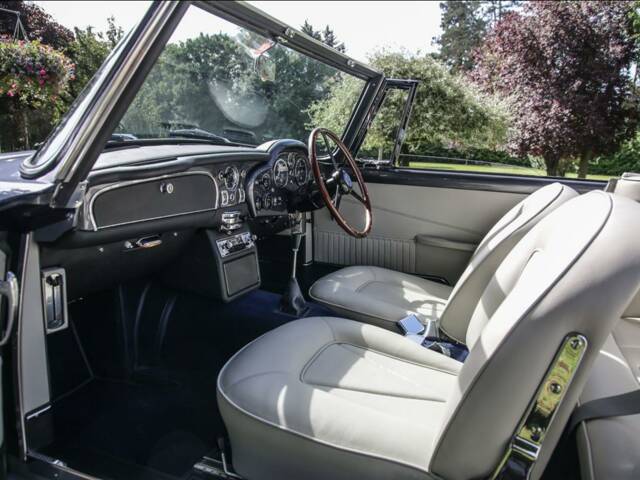 Aston Martin DB 6 Volante