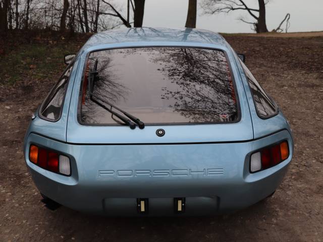 Porsche 928 - Back