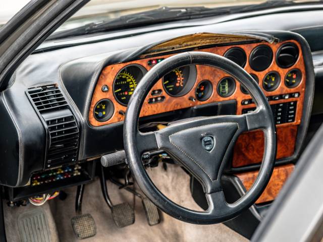 Lancia Thema 8.32