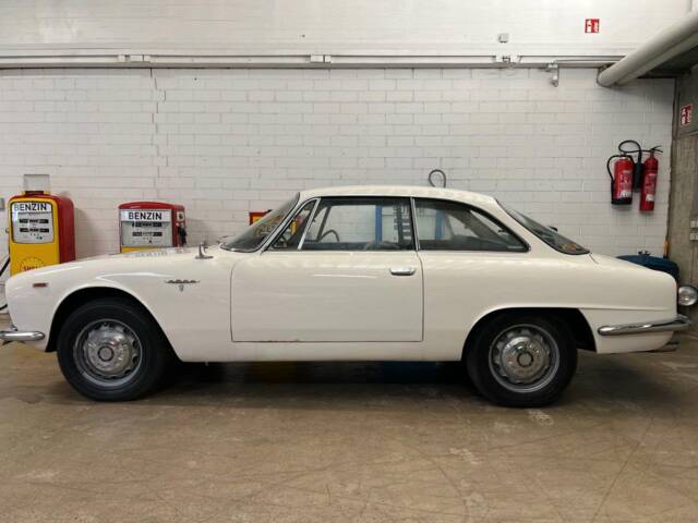 Image 1/20 de Alfa Romeo 2000 Sprint (1961)