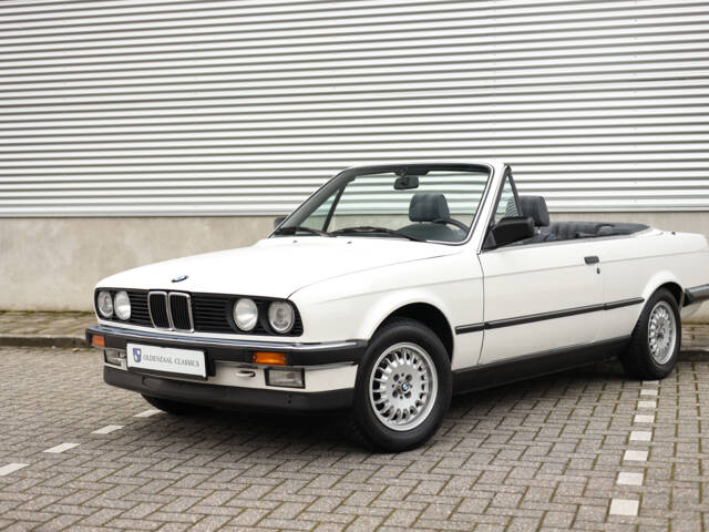 Image 1/87 de BMW 320i (1989)