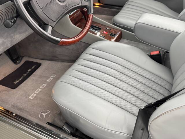 Mercedes-Benz 560 SL
