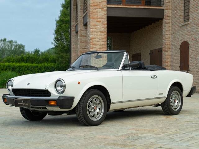 Image 1/50 of FIAT Spider 2000 Pininfarina 50th Anniversary Edition (1981)