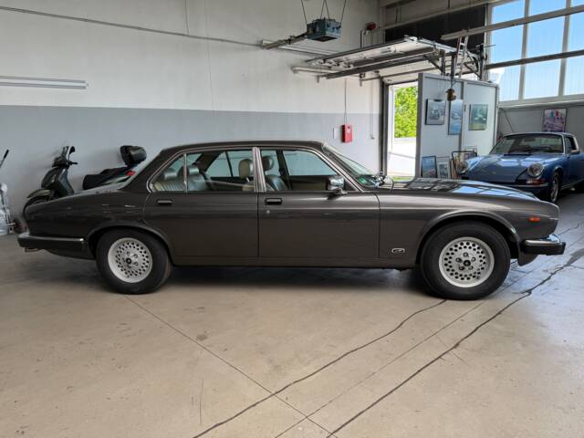 Jaguar XJ 12