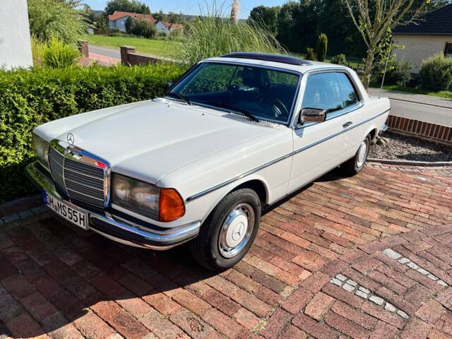Imagen 1/4 de Mercedes-Benz 230 C (1978)