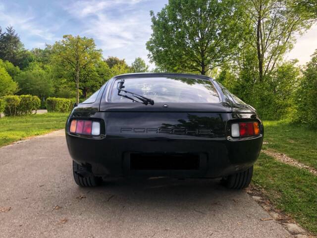 Porsche 928