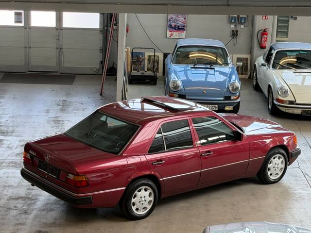 Mercedes-Benz 230 E