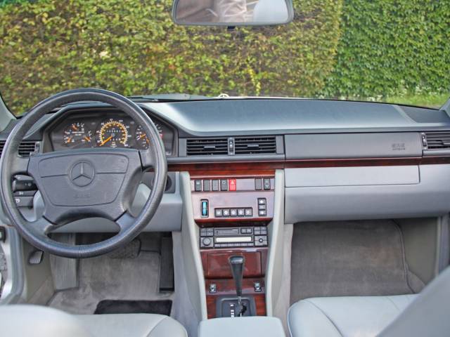 Mercedes-Benz E 320
