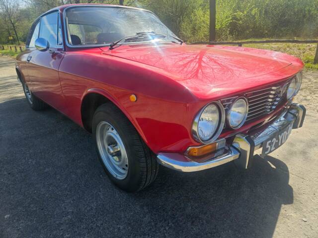 Immagine 1/7 di Alfa Romeo Giulia 1600 GT Junior (1974)