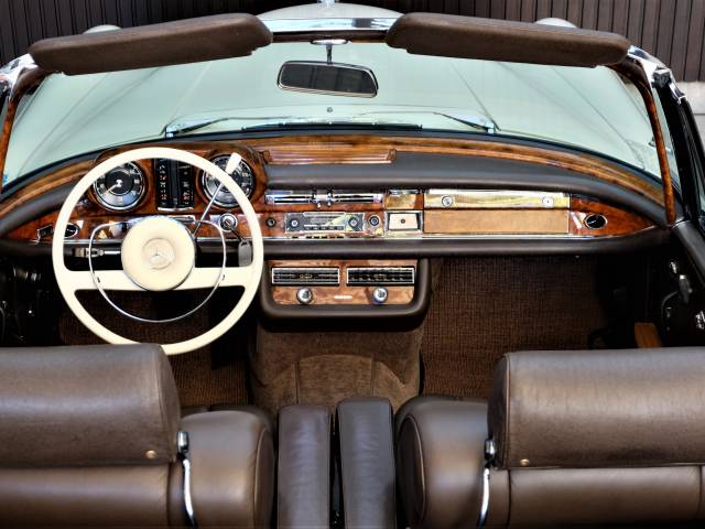 Mercedes-Benz 300 SE