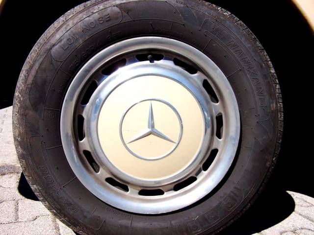 Mercedes-Benz 200 D