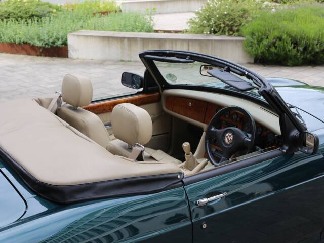 MG RV8