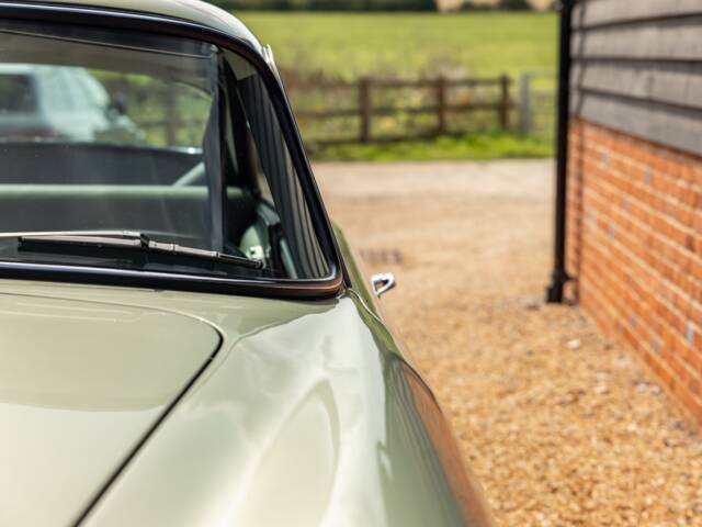 Aston Martin DB 4